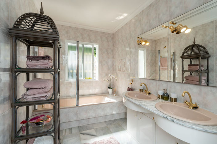 Image No.20-4 Bed Property for sale