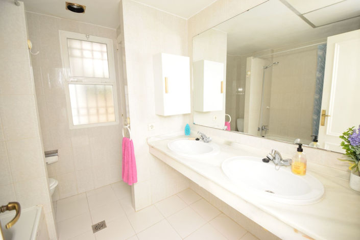 Image No.12-1 Bed Property for sale