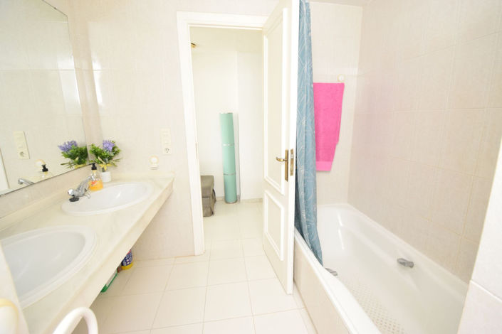 Image No.13-1 Bed Property for sale