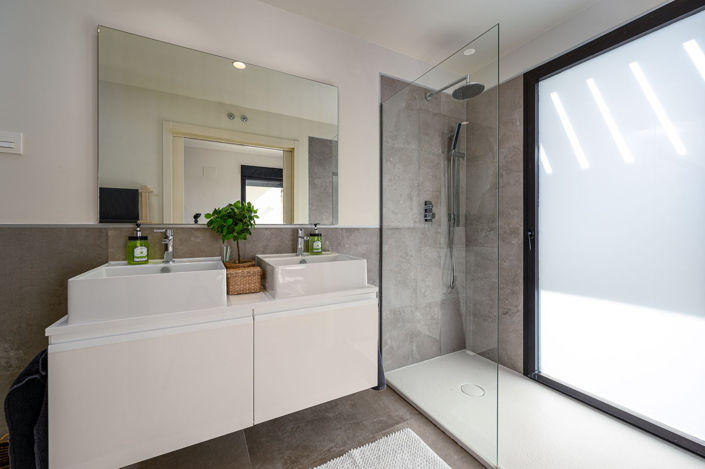 Image No.20-4 Bed Property for sale