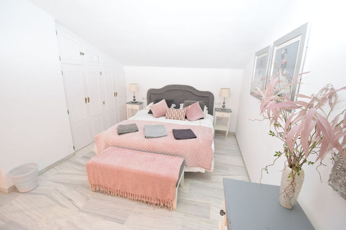 Image No.12-3 Bed Property for sale