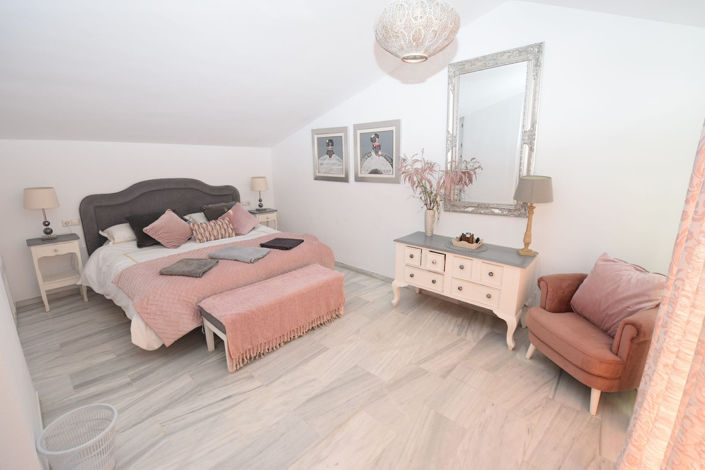 Image No.14-3 Bed Property for sale