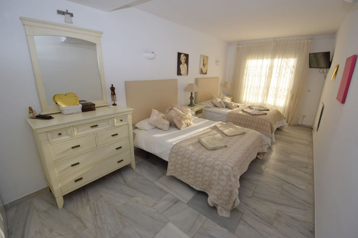 Image No.21-3 Bed Property for sale