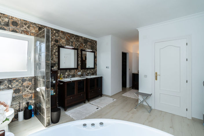 Image No.10-4 Bed Property for sale