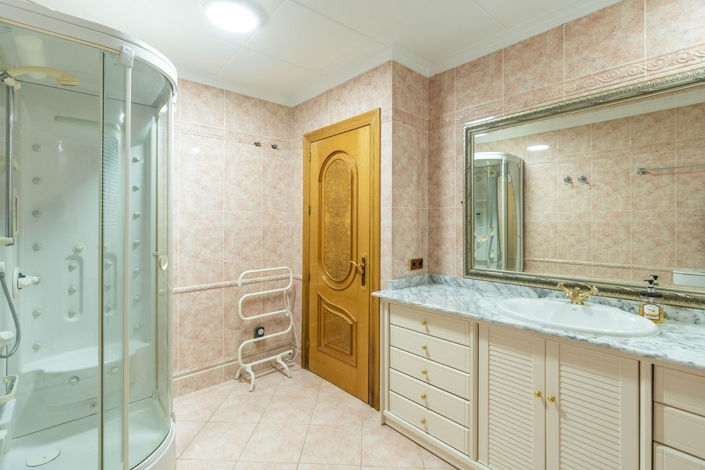 Image No.14-5 Bed Property for sale