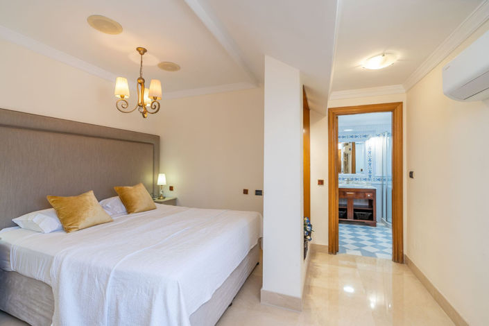 Image No.15-5 Bed Property for sale