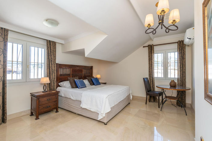 Image No.17-5 Bed Property for sale