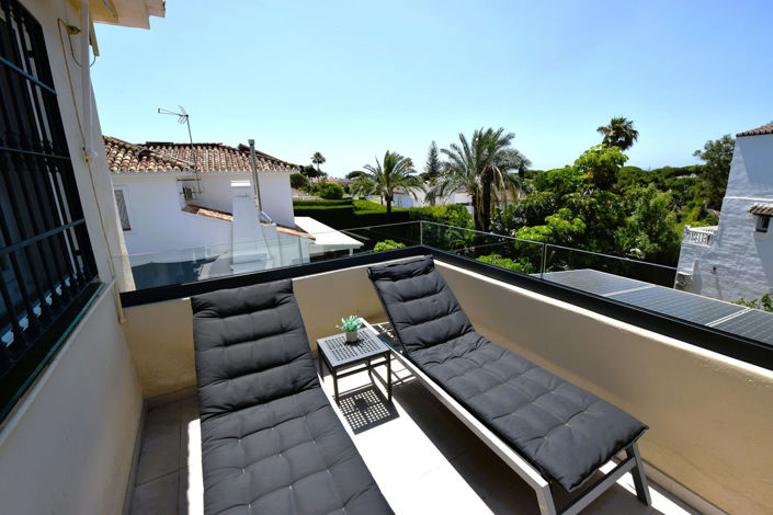 Image No.12-6 Bed Property for sale