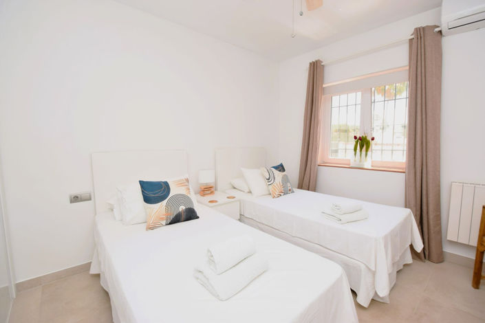 Image No.16-6 Bed Property for sale
