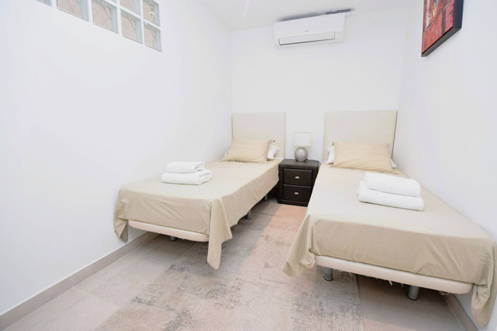 Image No.17-6 Bed Property for sale