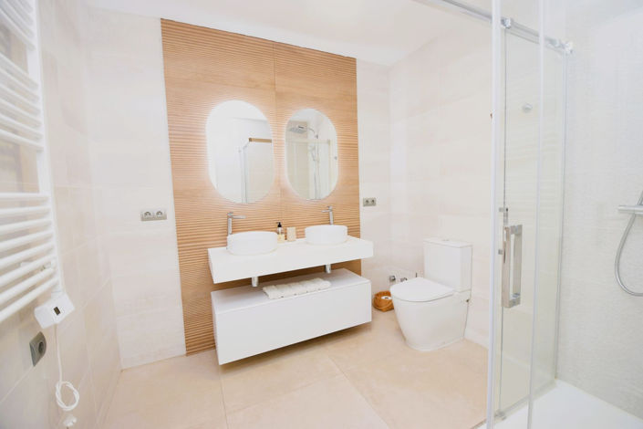 Image No.24-6 Bed Property for sale