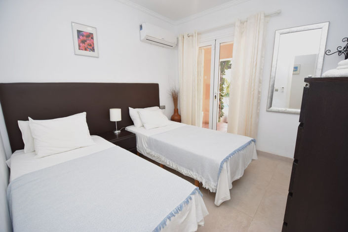 Image No.25-6 Bed Property for sale