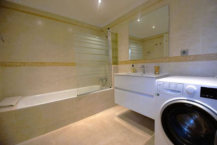 Image No.26-6 Bed Property for sale