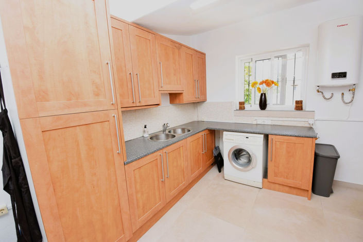 Image No.7-6 Bed Property for sale