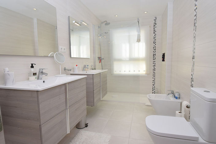 Image No.5-3 Bed Property for sale