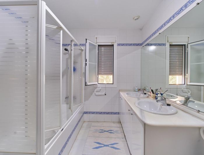 Image No.17-4 Bed Property for sale