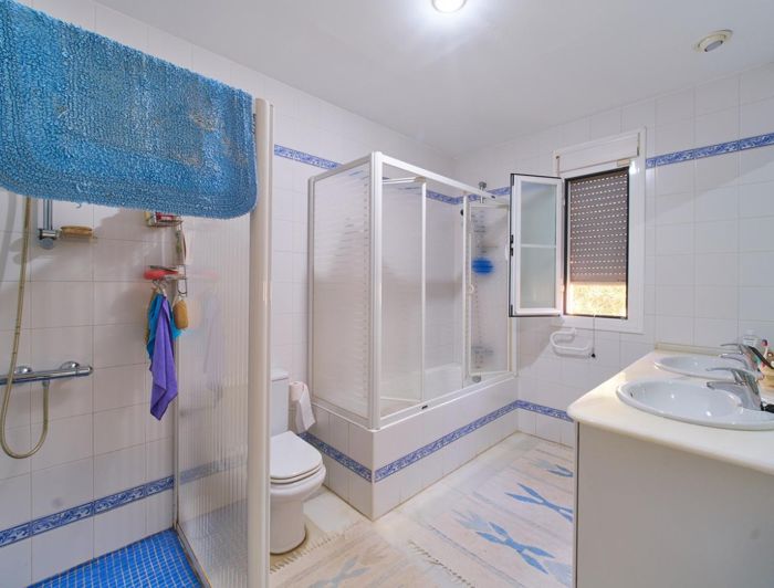 Image No.18-4 Bed Property for sale