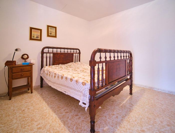 Image No.11-6 Bed Townhouse for sale