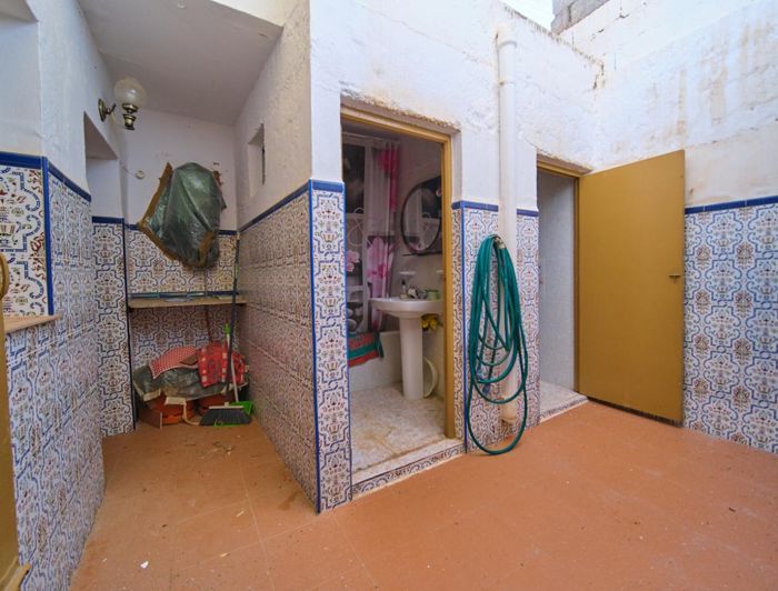 Image No.15-6 Bed Townhouse for sale