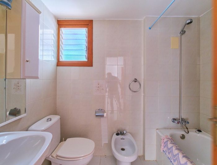 Image No.10-5 Bed Property for sale