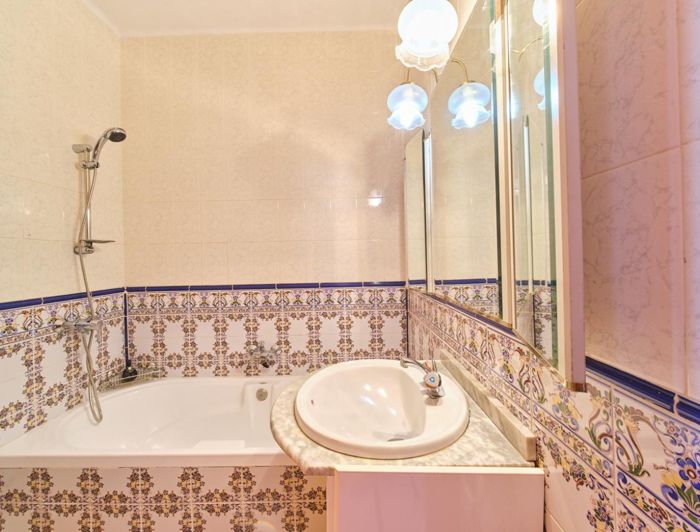 Image No.22-5 Bed Property for sale