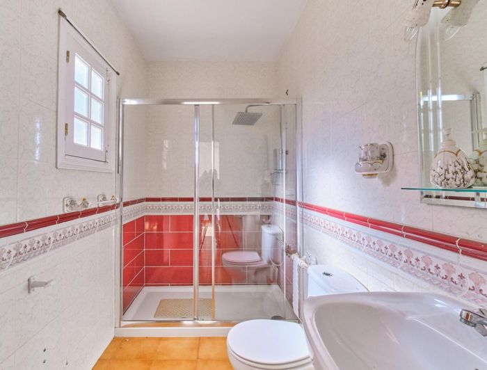 Image No.27-5 Bed Property for sale