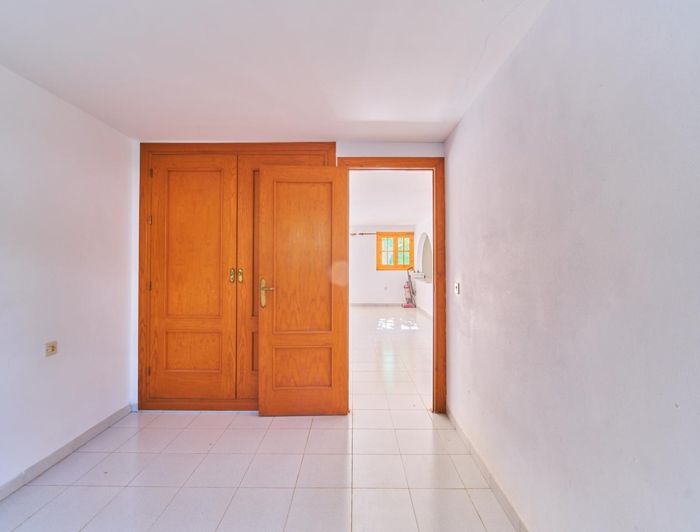 Image No.8-5 Bed Property for sale