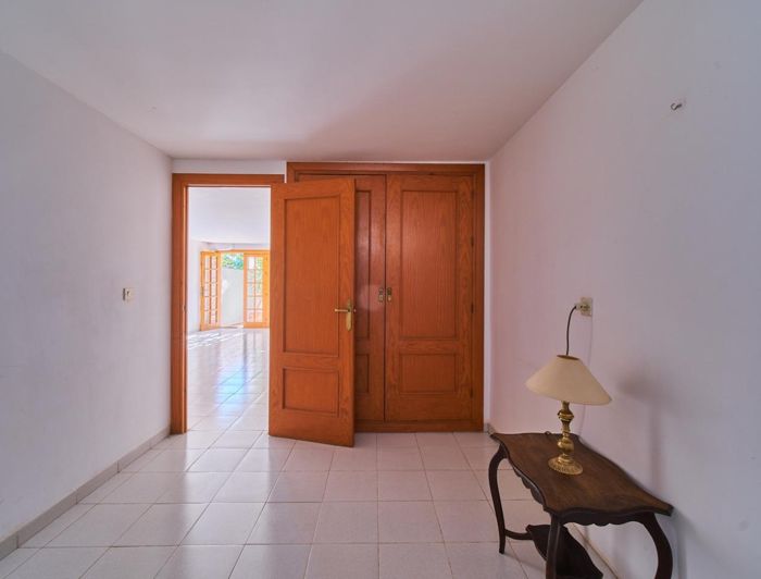 Image No.9-5 Bed Property for sale