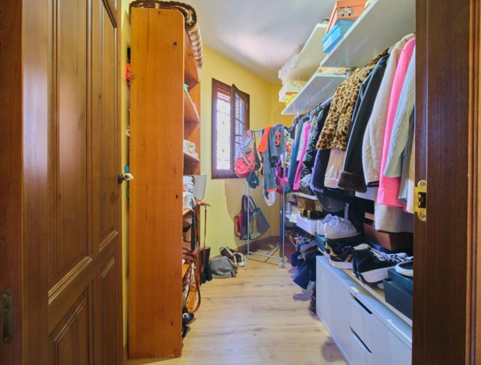 Image No.42-5 Bed Property for sale