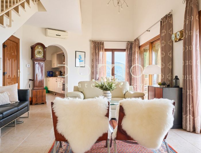 Image No.10-3 Bed Property for sale