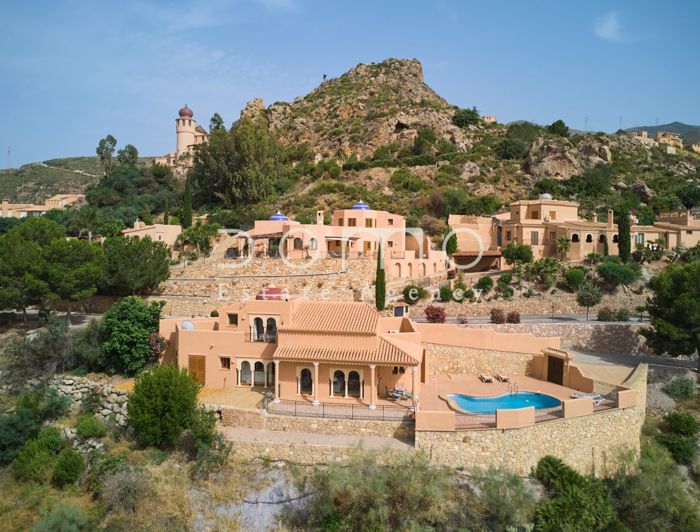 Image No.40-3 Bed Property for sale