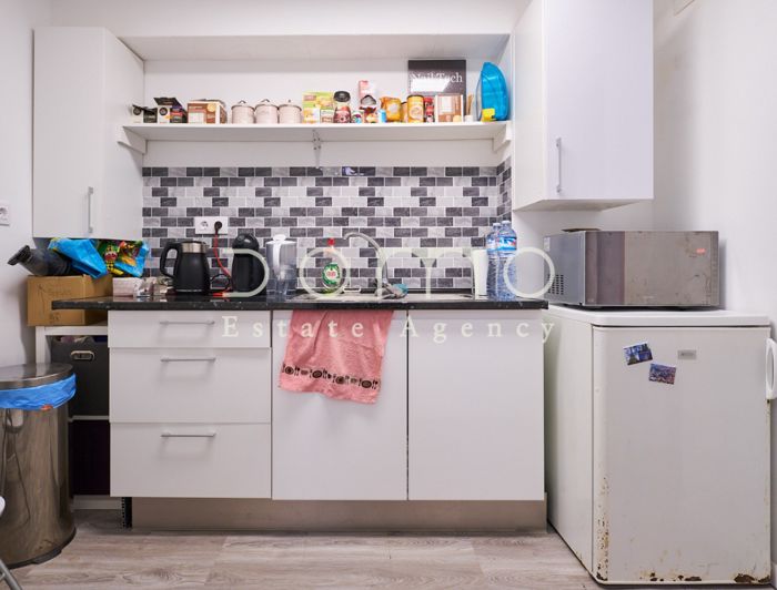 Image No.18-6 Bed Property for sale