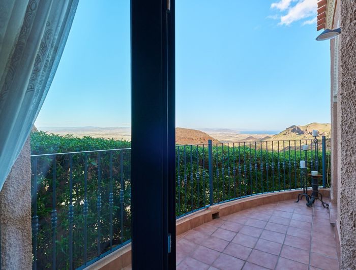 Image No.40-3 Bed Property for sale