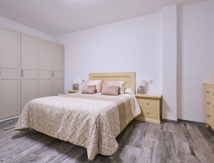 Image No.12-5 Bed Property for sale