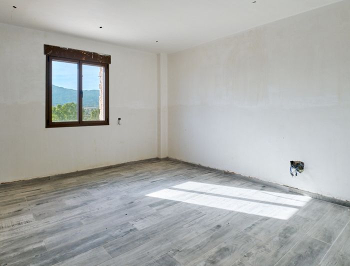 Image No.40-5 Bed Property for sale