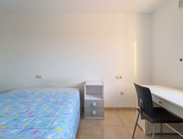 Image No.17-3 Bed Property for sale