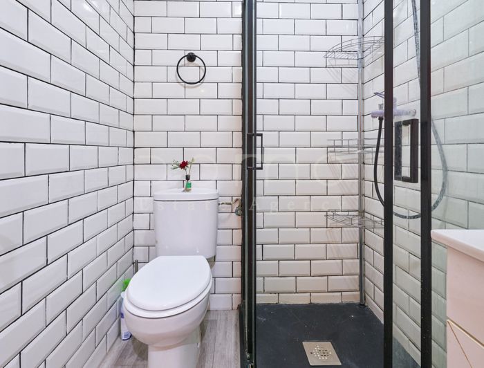 Image No.17-3 Bed Property for sale