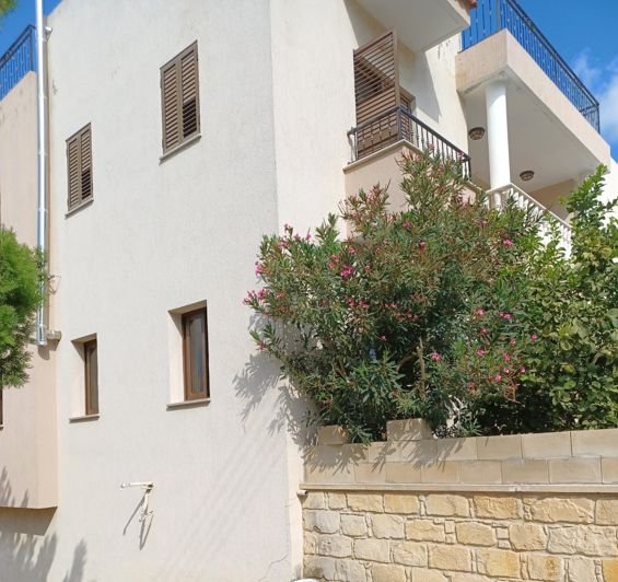 Image No.2-9 Bed Property for sale