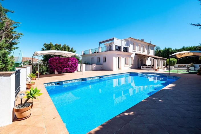 Image No.1-4 Bed Property for sale