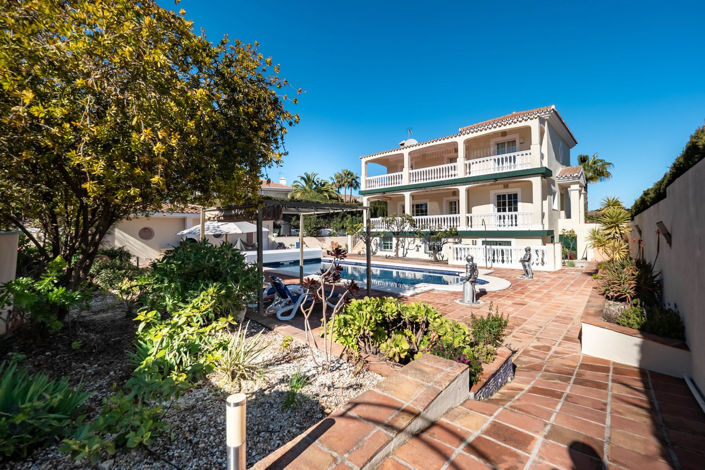 Image No.1-5 Bed Property for sale