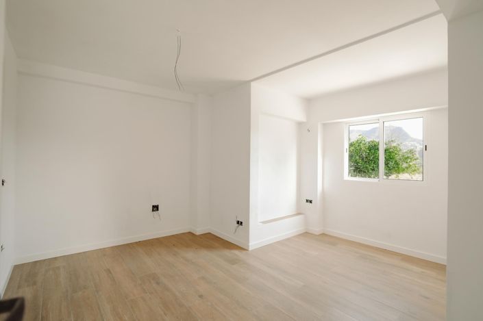 Image No.11-4 Bed Country House for sale