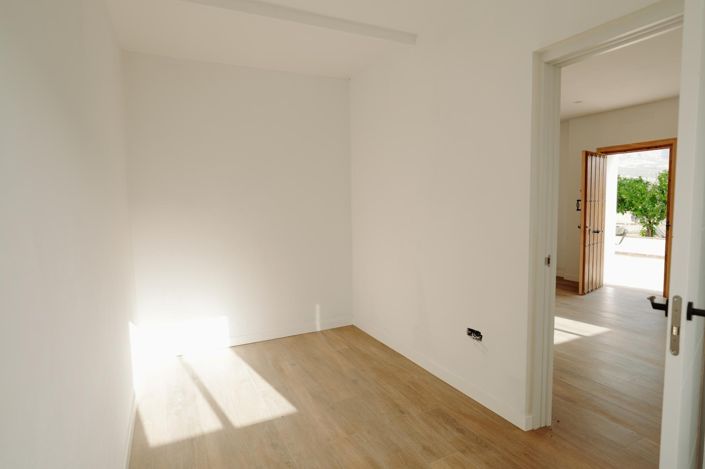 Image No.14-4 Bed Country House for sale