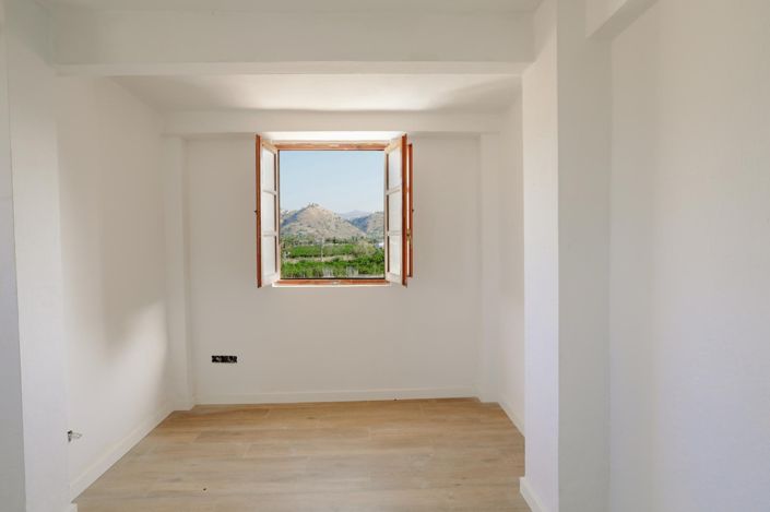 Image No.17-4 Bed Country House for sale