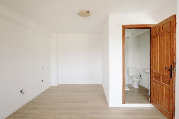Image No.18-4 Bed Country House for sale