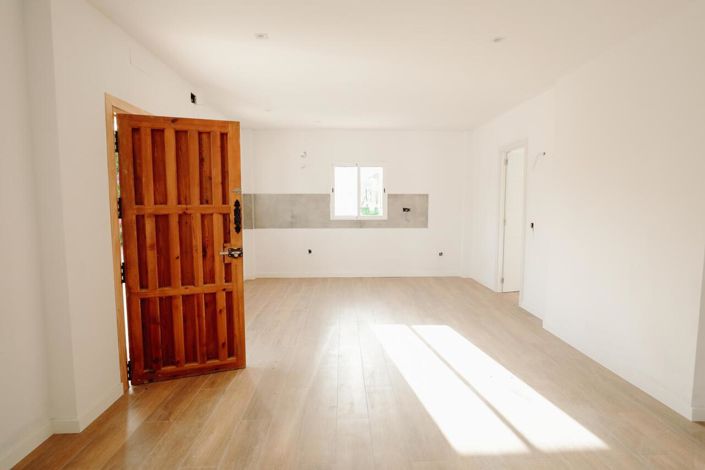 Image No.20-4 Bed Country House for sale
