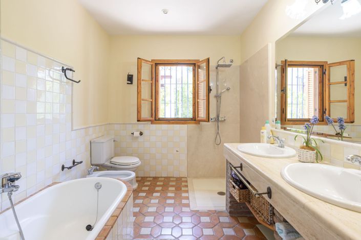 Image No.13-4 Bed Country House for sale
