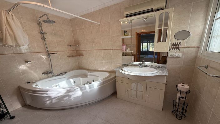 Image No.12-6 Bed Country House for sale