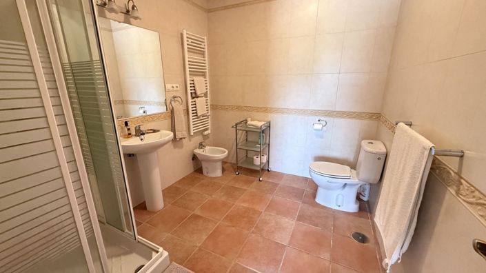 Image No.20-4 Bed Country House for sale