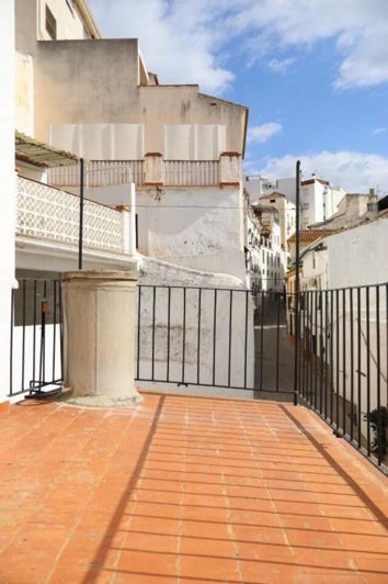 Image No.17-6 Bed Property for sale