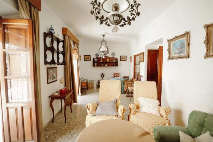 Image No.12-7 Bed Townhouse for sale